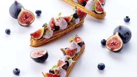 Au Park Hyatt Paris Vendôme, la figue crue habille un éclair associant crémeux cassis et chantilly. Au Park Hyatt Paris Vendôme, la figue crue habille un éclair associant crémeux cassis et chantilly.